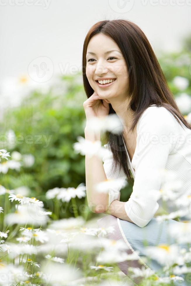 mujer rodeada de flores foto