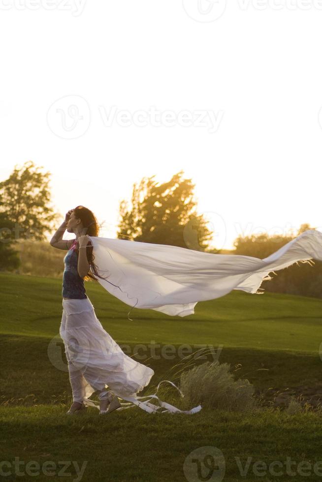 mujer joven en el viento foto