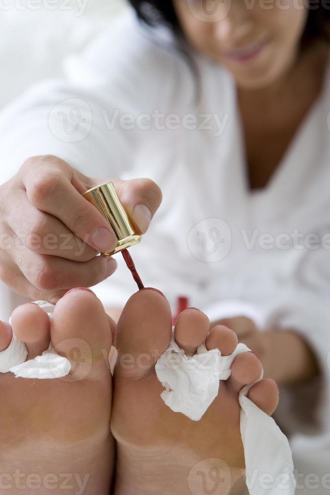 mujer joven, pintura, uñas del pie, primer plano foto