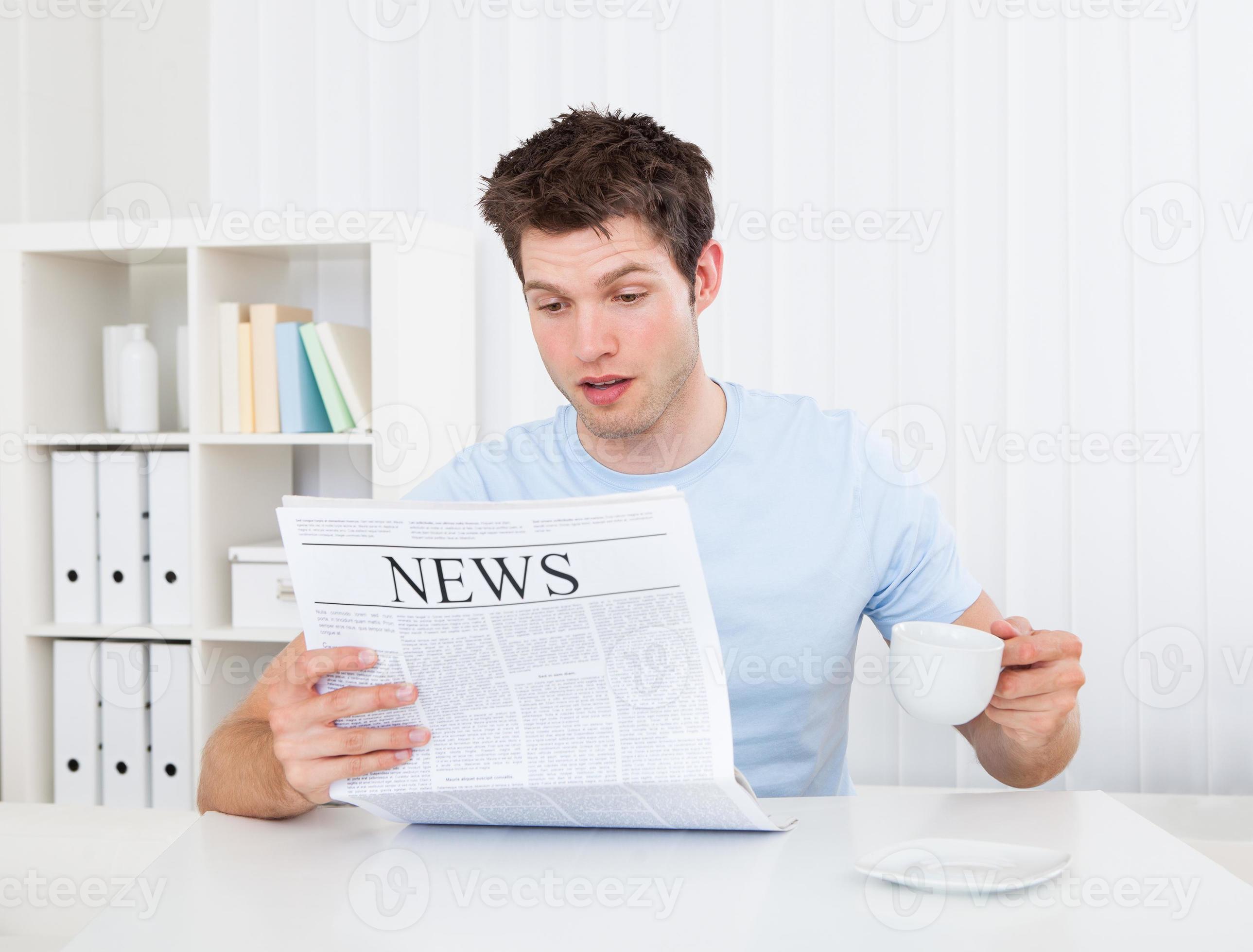 I like reading newspapers. Домой читает газету. Том читает газету.