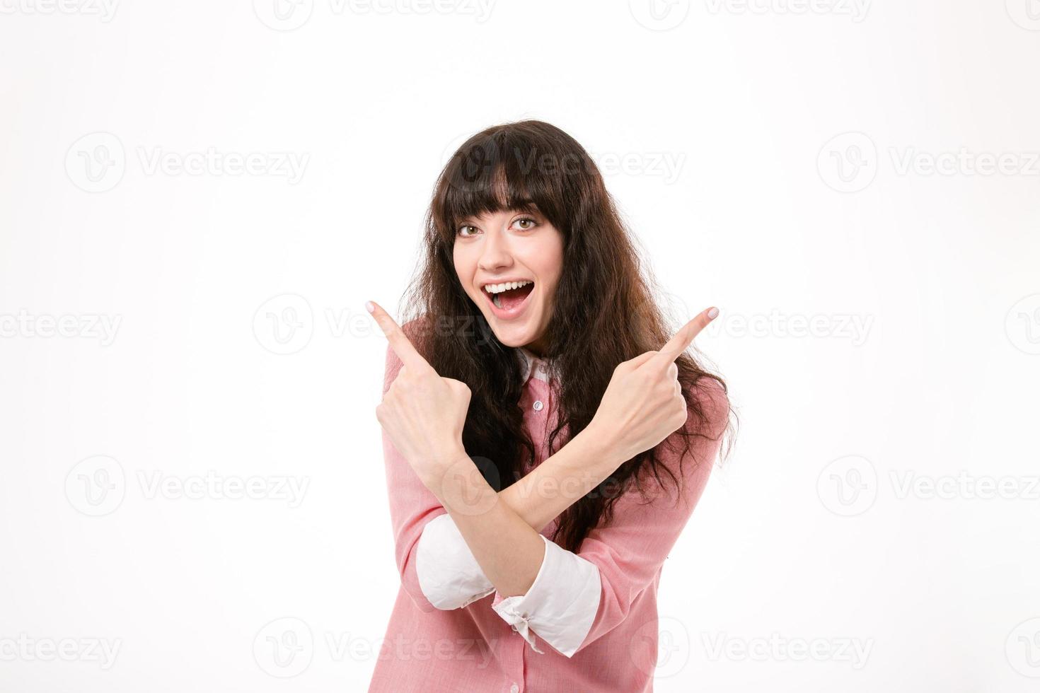 mujer alegre señalando con el dedo foto