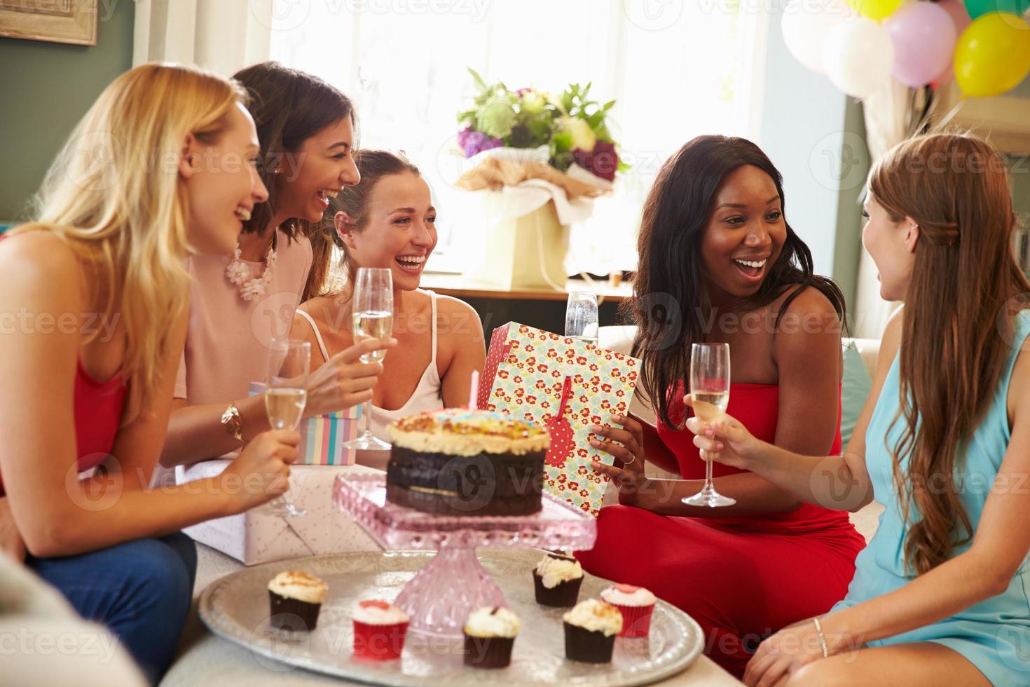 Grupo de amigas celebrando cumpleaños en casa foto