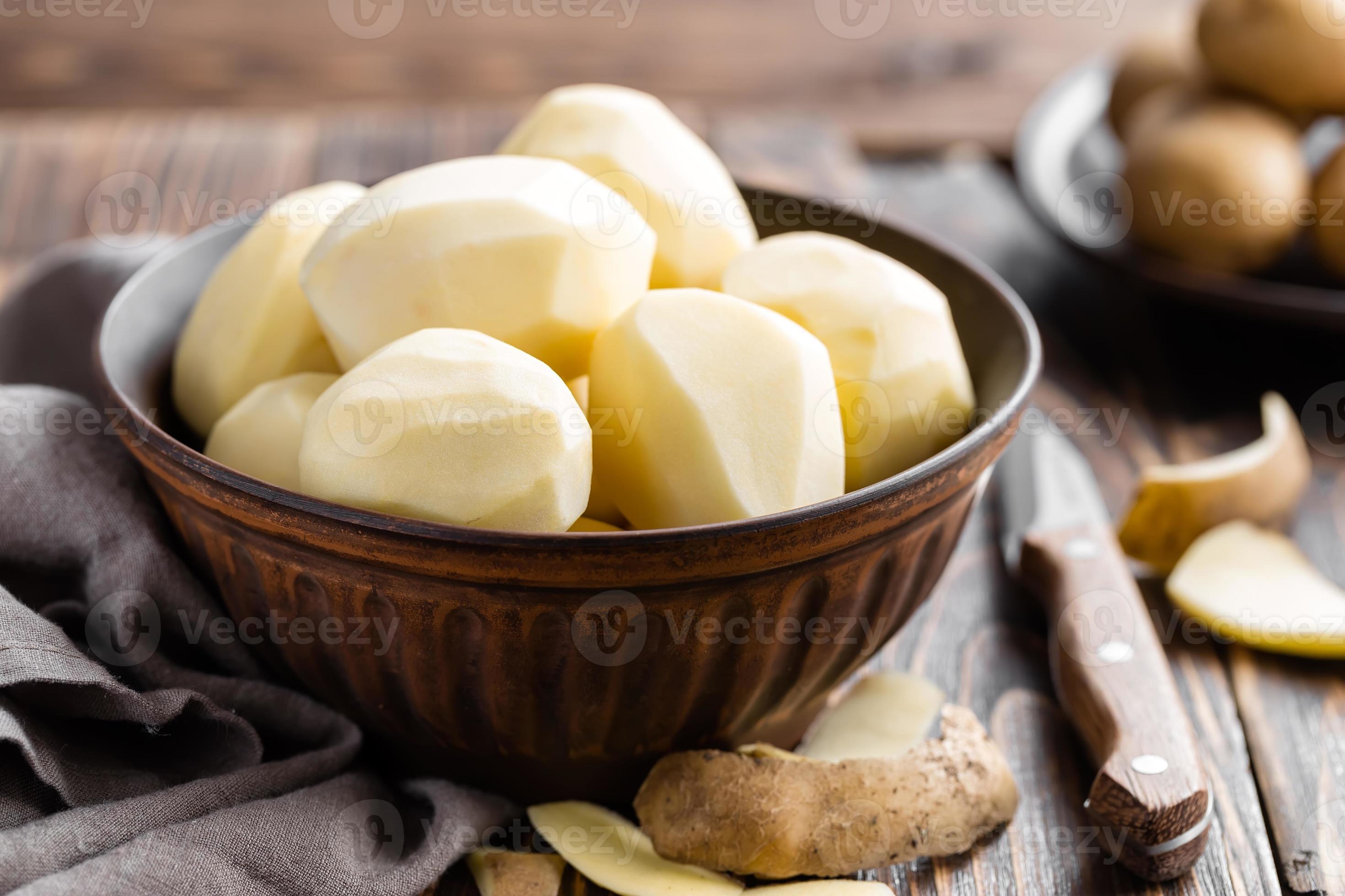 чищеная. без картофеля. чистить картошку. картофель сырой очищенный. почищенная картошка.