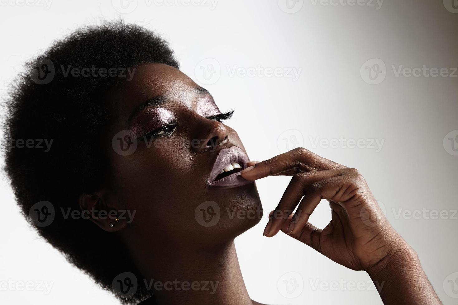 mujer de belleza negra con maquillaje de noche y cabello afro foto