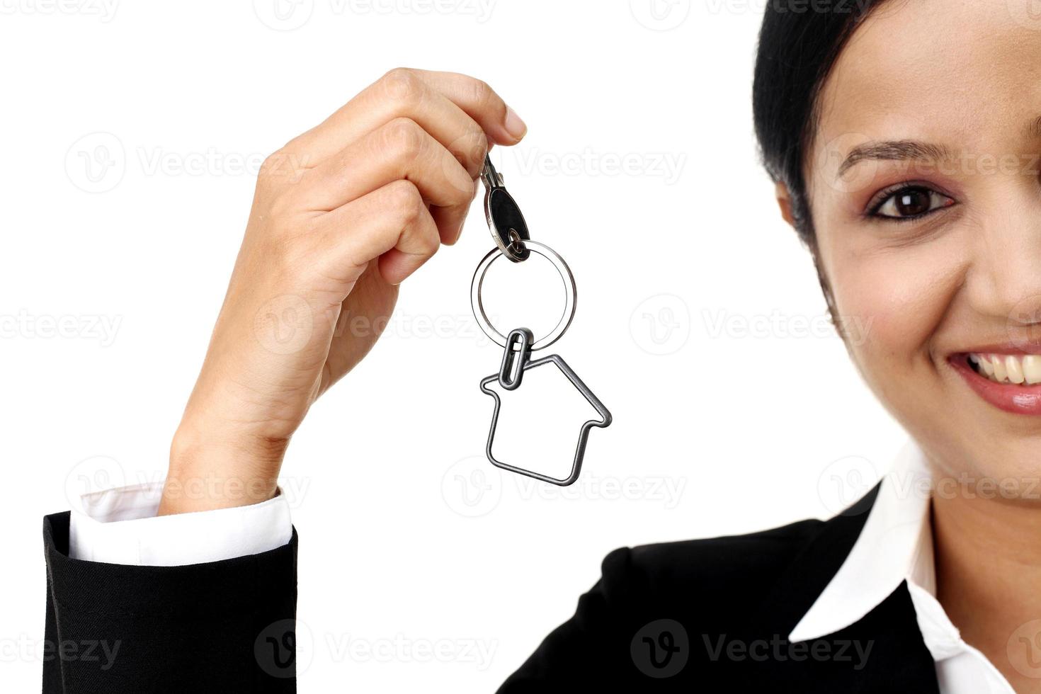 alegre empresaria sosteniendo la llave de la casa foto