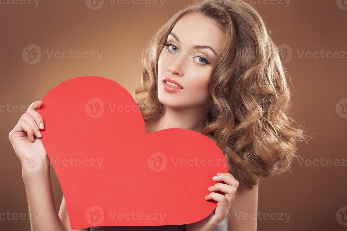 Mujer con cartel de corazón de San Valentín con espacio de copia foto
