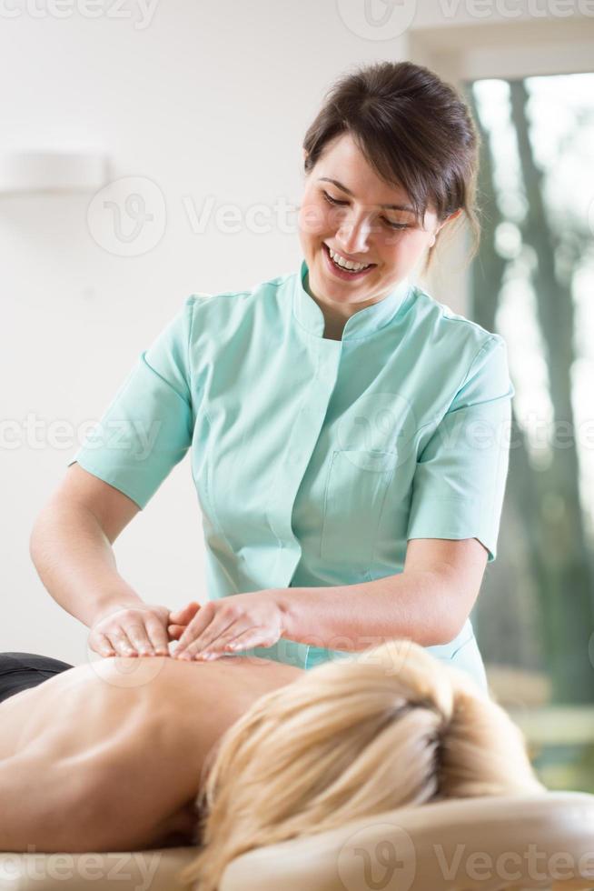 romana relajante durante el masaje de espalda foto