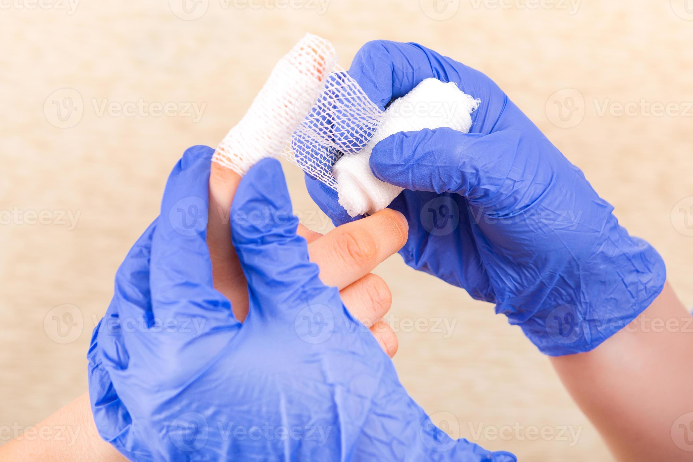 первая помощь перчатка. перчатки нитрил винил. как намотать эластичный бинт на кисть руки. первая помощь перчатка. первая помощь рисунок.