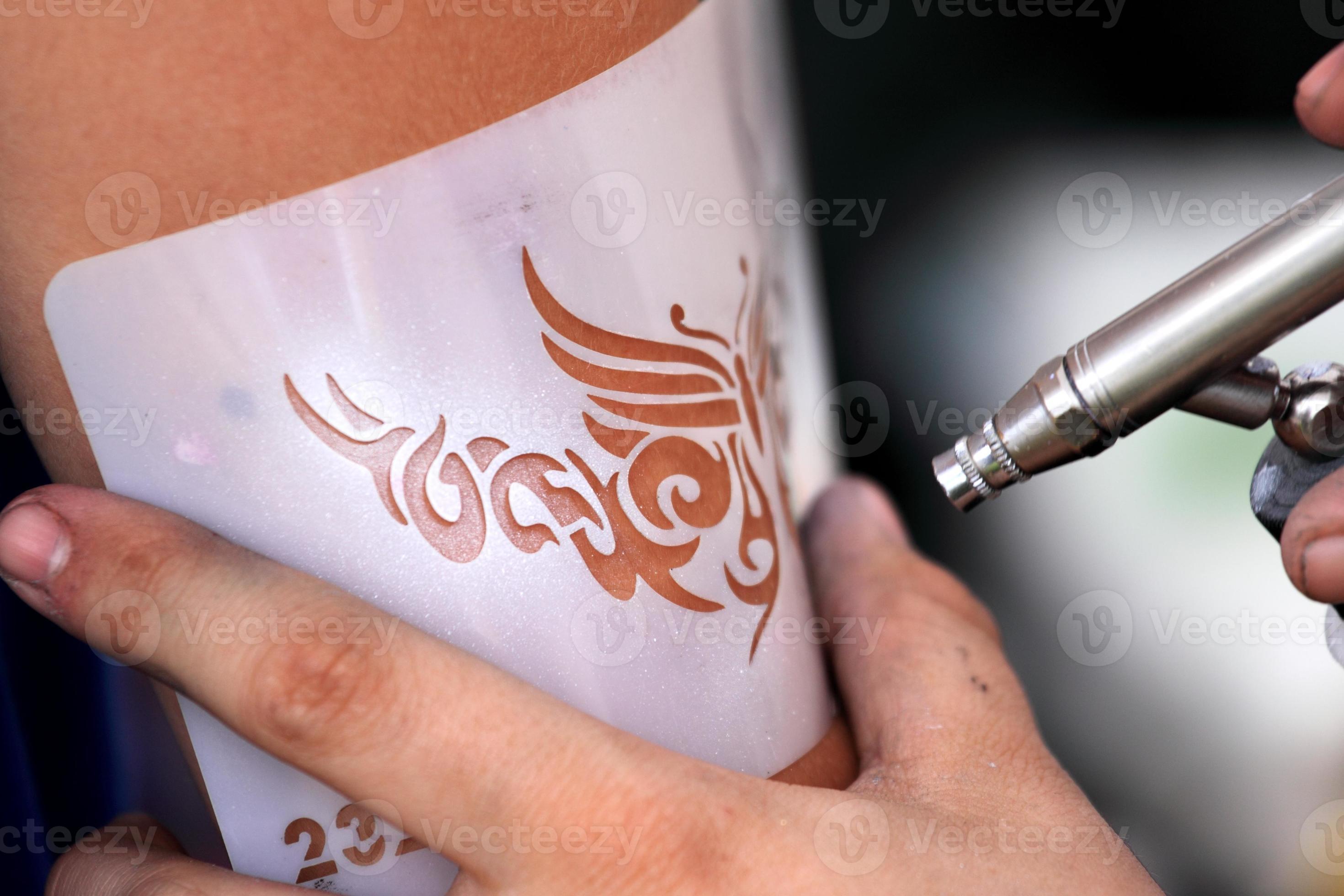 Airbrush приложение. аэрограф airbrush makeup tanning system model tc-12k. инфографика по косметике. татуировка аэрограф. значок аирбраш приложения.