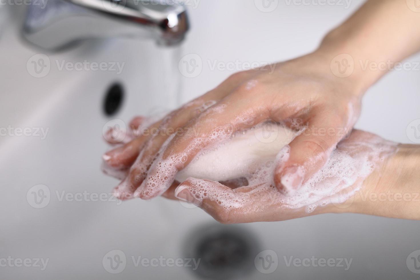 concepto de higiene de alguien que se lava las manos con jabón foto
