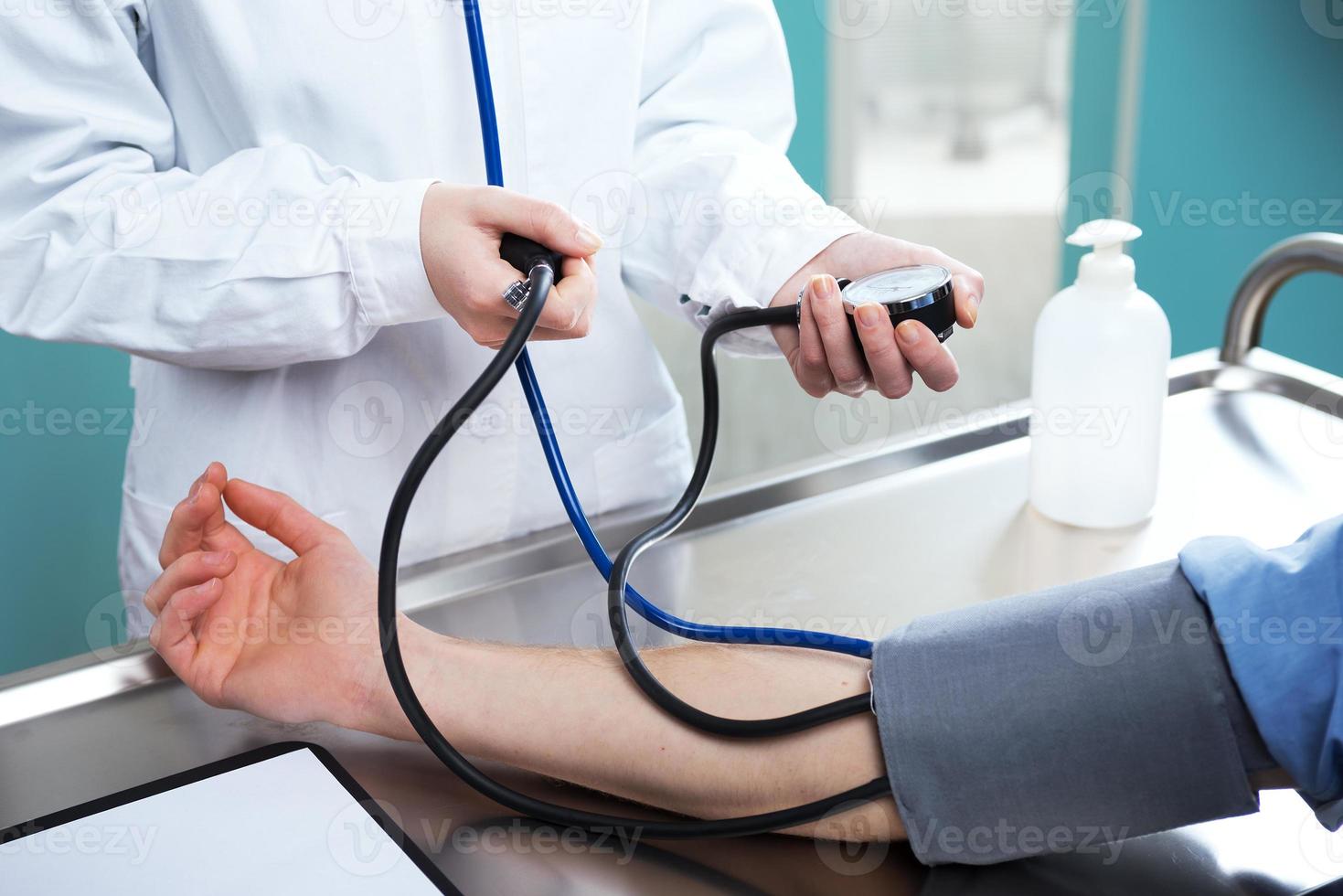 medir la presión sanguínea foto