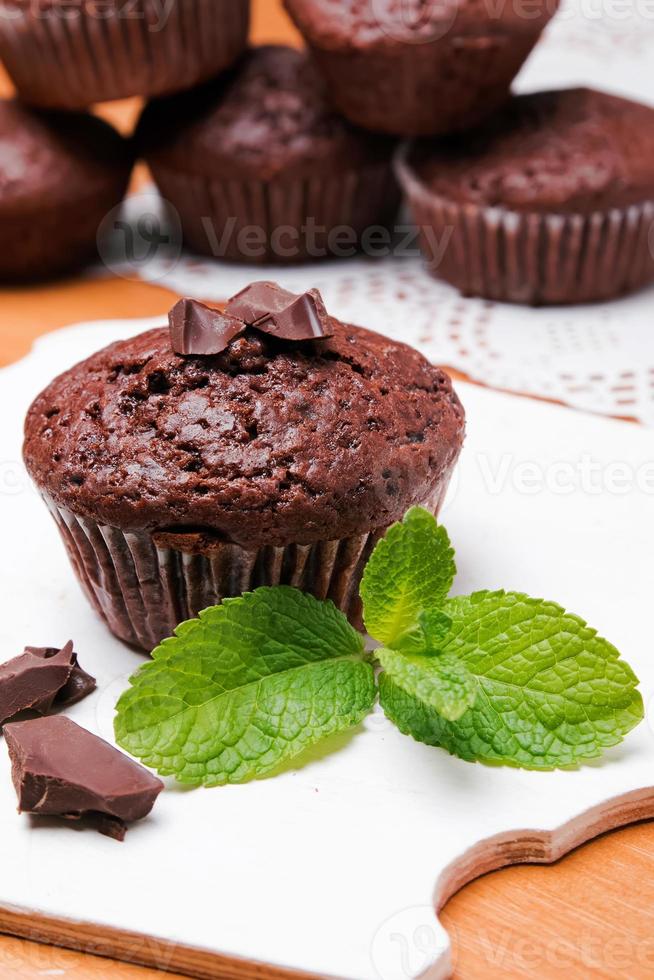 primer plano de muffin de chocolate foto