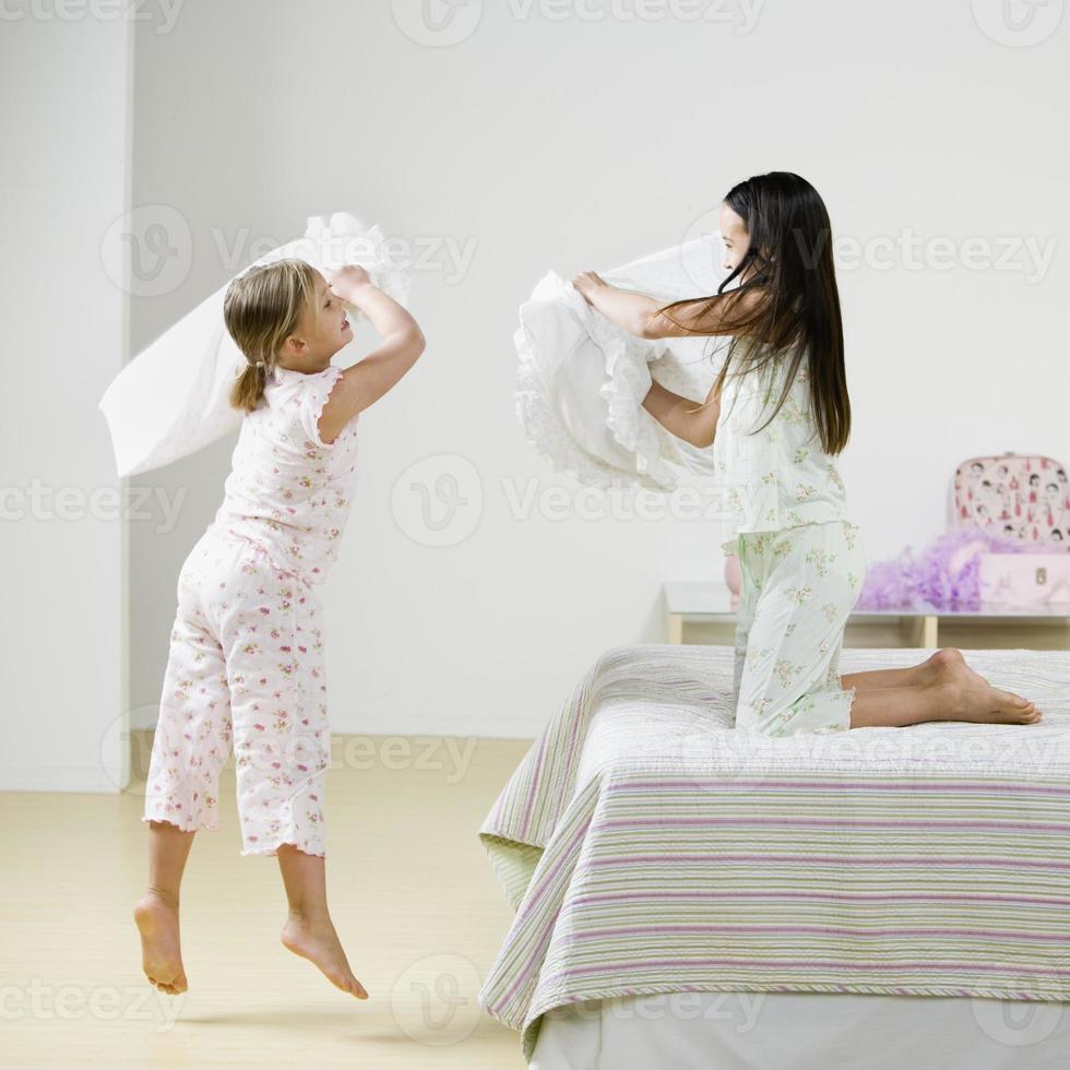 chicas pelea de almohadas foto