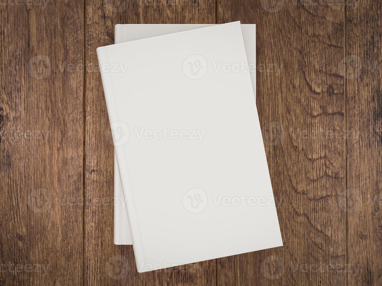 plantilla de maqueta de libro blanco vacío sobre fondo de madera foto