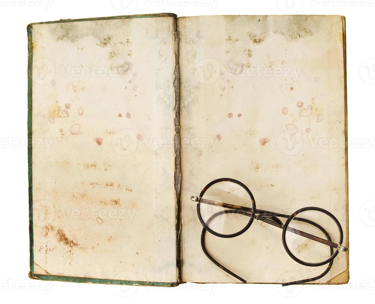 Libros antiguos con gafas aisladas sobre fondo blanco. foto