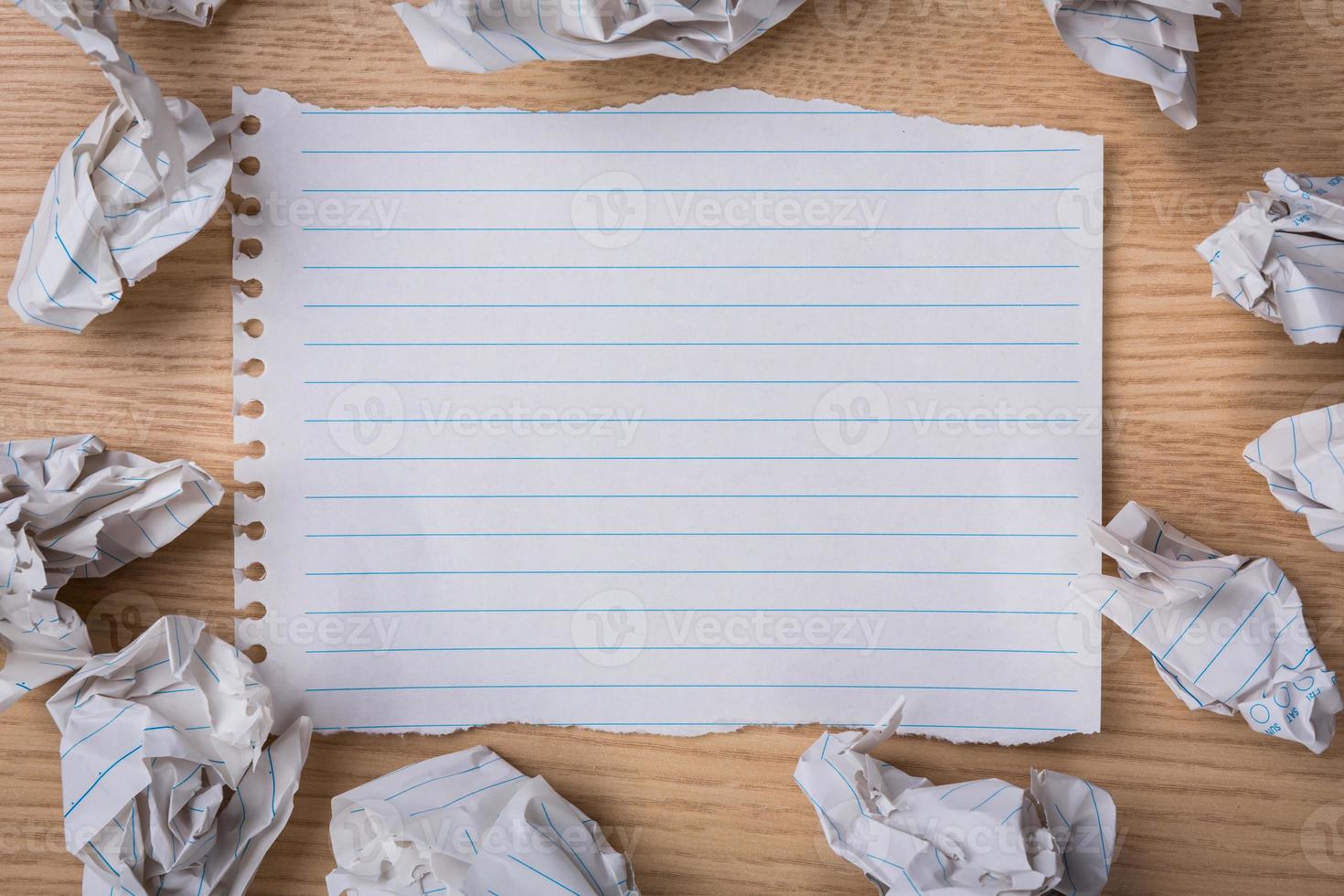 cuaderno blanco con lápiz y papel arrugado foto