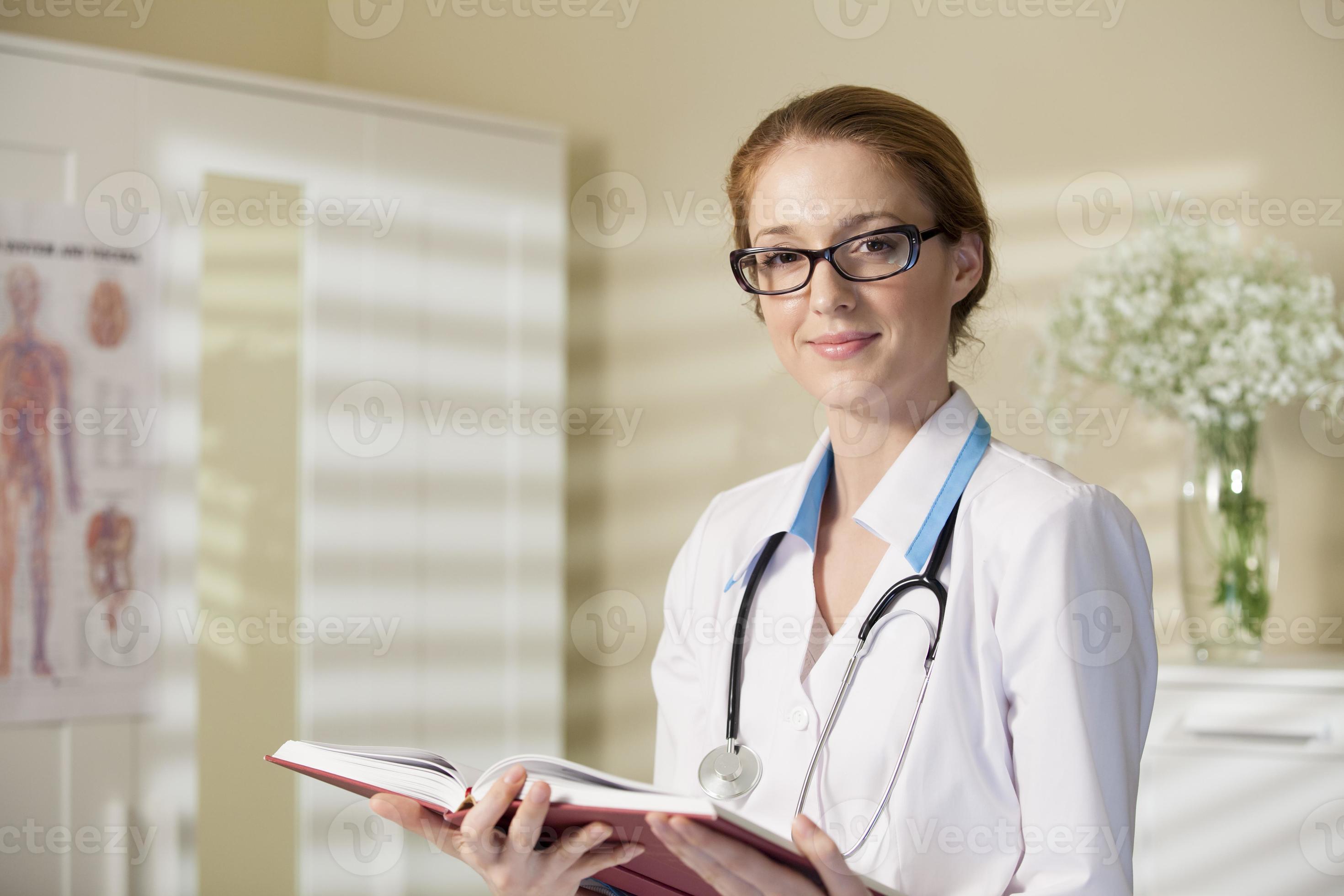 женский врач имя. известные женщины врачи. фото врачей на однотонном фоне. доктор хаус доктор кэмерон. день женщины врача.