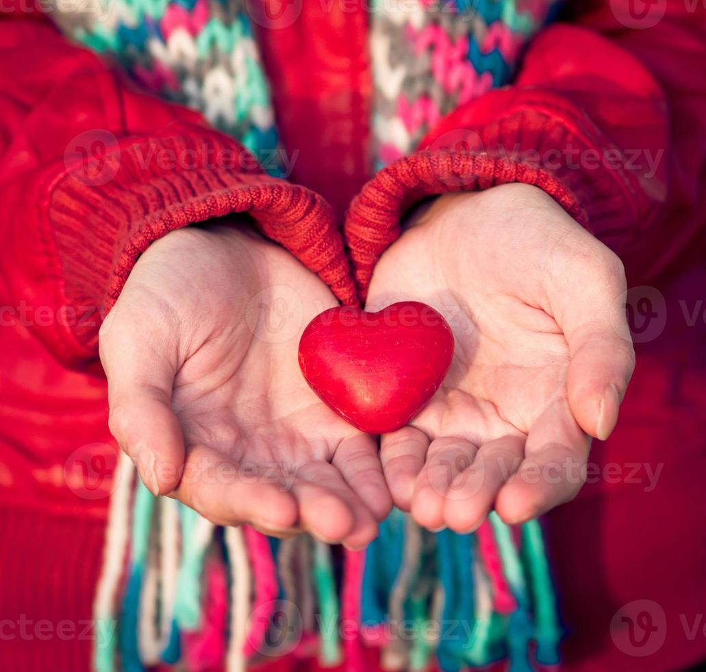 Símbolo de amor en forma de corazón en manos de mujer día de San Valentín foto