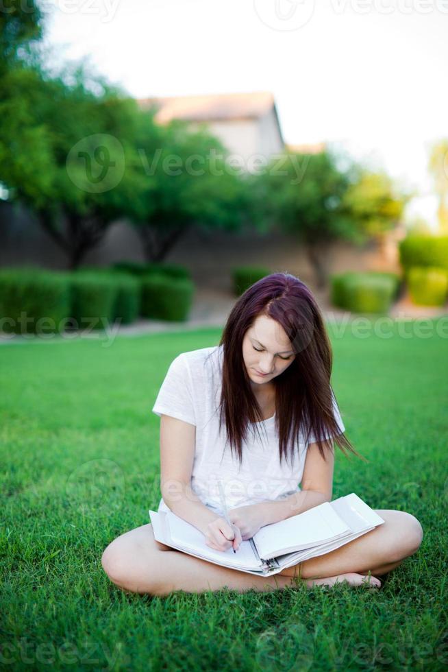 Chica estudiando en el parque. foto