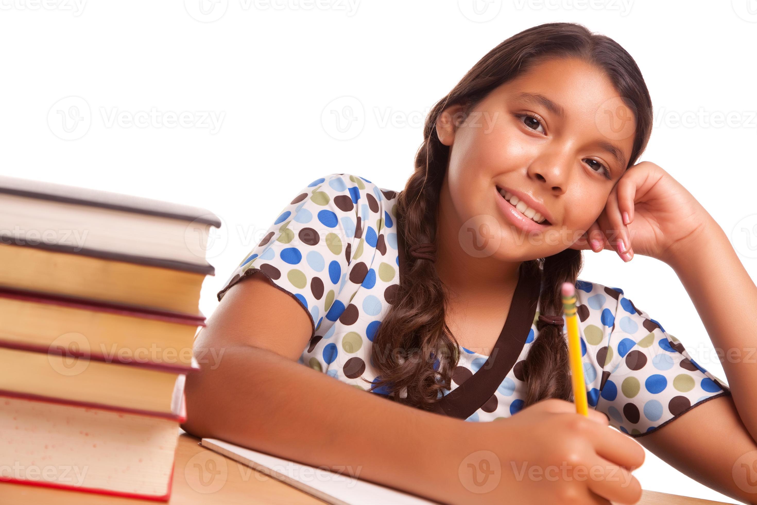My sisters are pupils. Девушка изучающая испанский. Photo the girl is studying and smiling. Girl studying History. Hispanic.