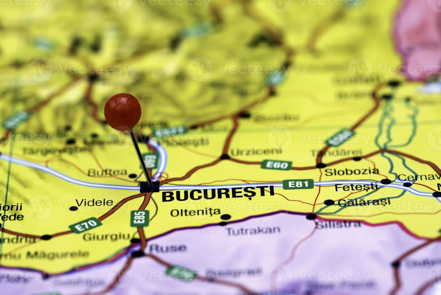 Bucarest anclado en un mapa de Europa foto