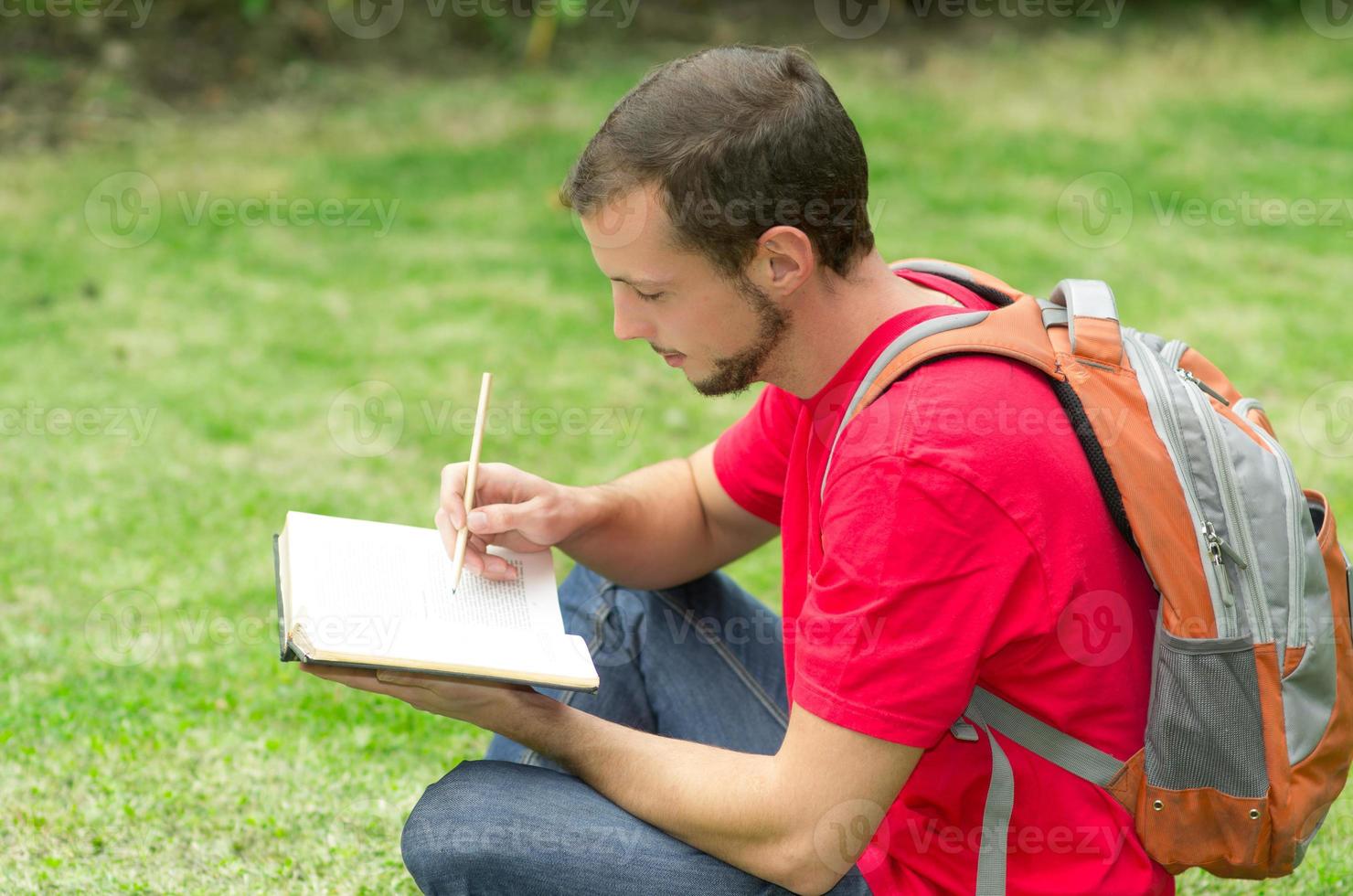 hombre estudiando en el parque foto