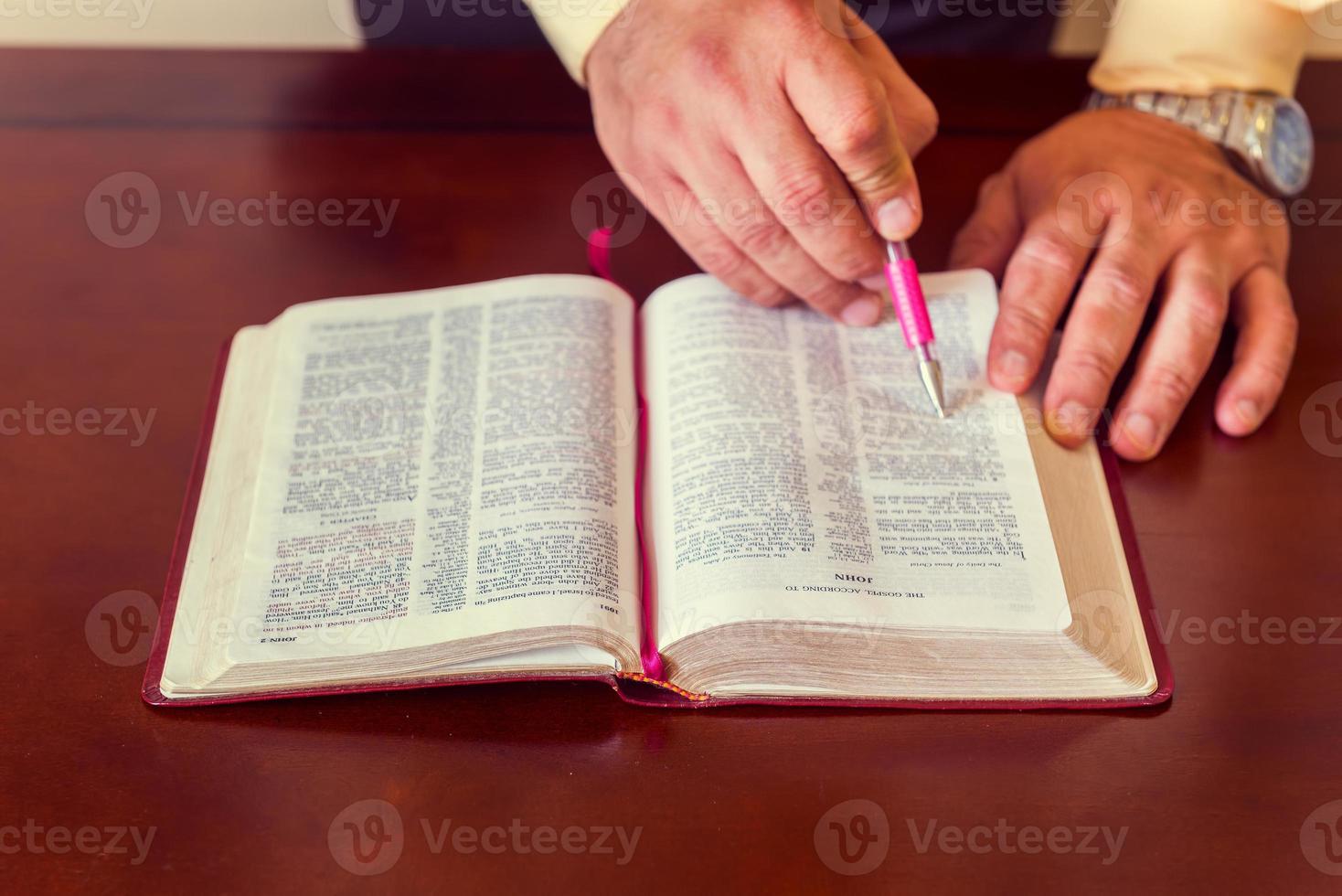 hombre o pastor estudiando enseñando la biblia foto