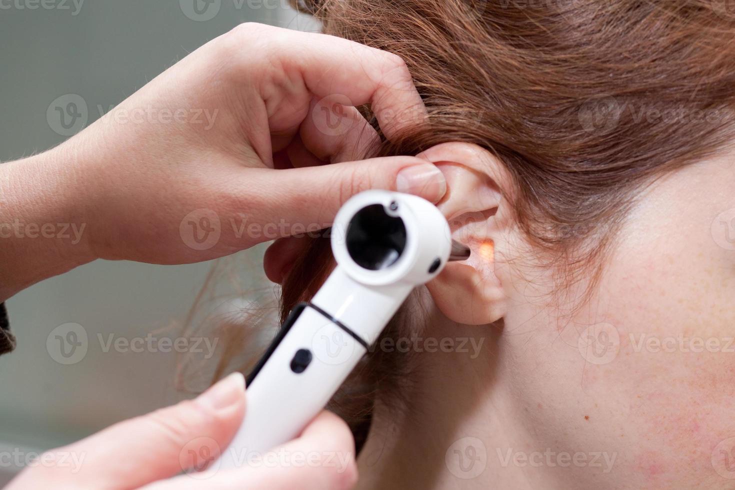 examen de oído con otoscopio foto