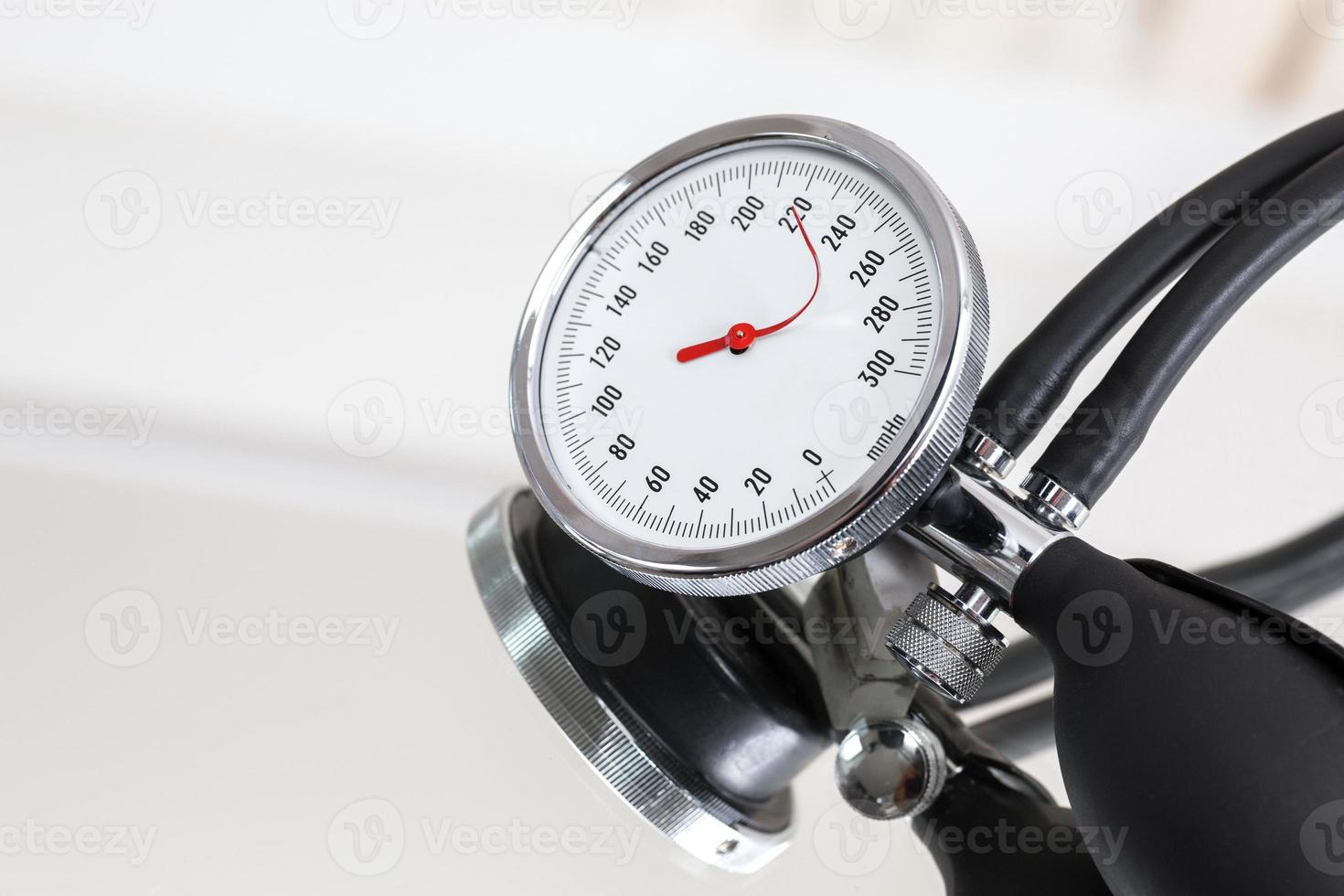 medidor de presión arterial con aguja indicadora doblada foto