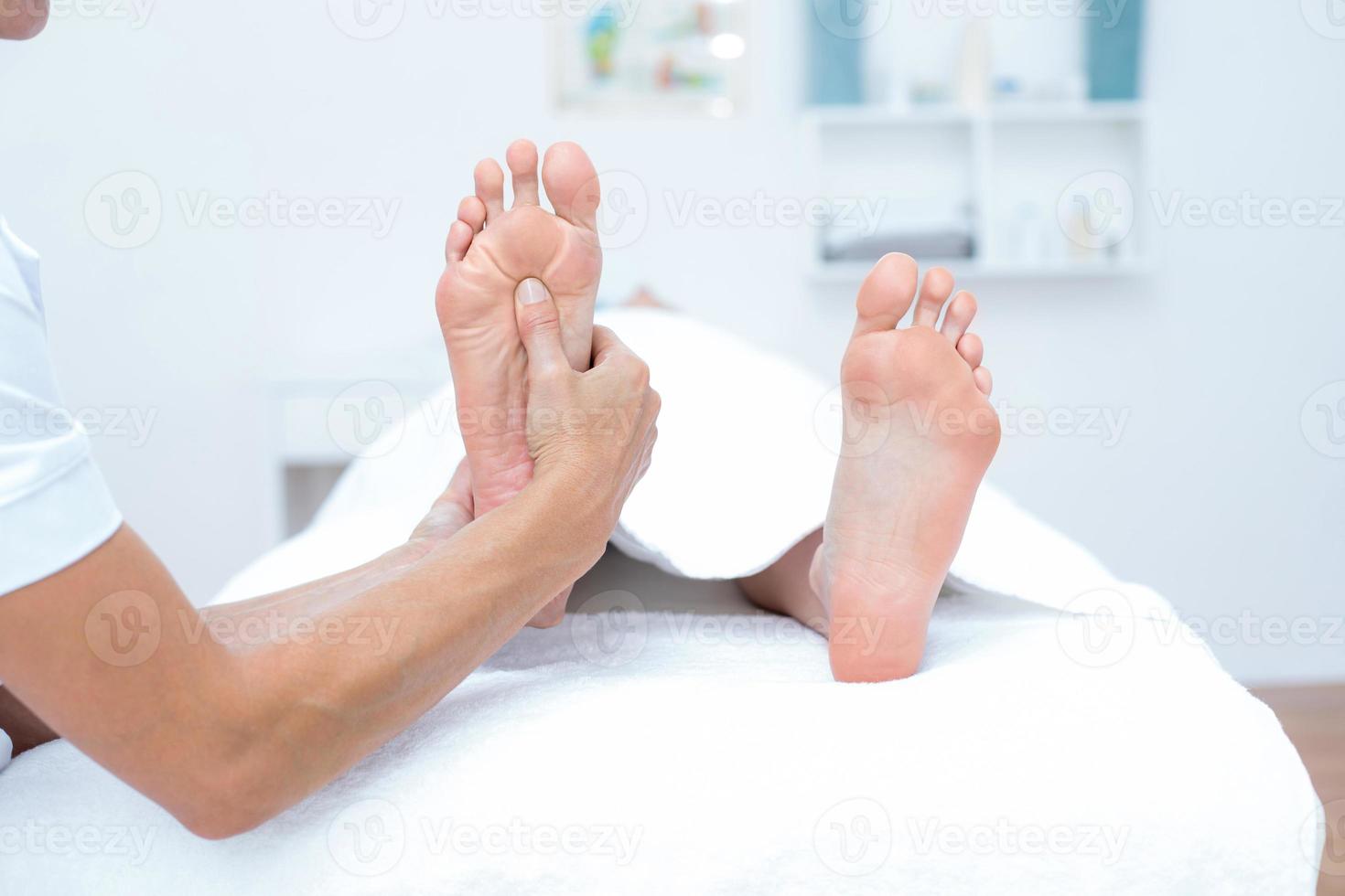 fisioterapeuta haciendo masaje de pies foto