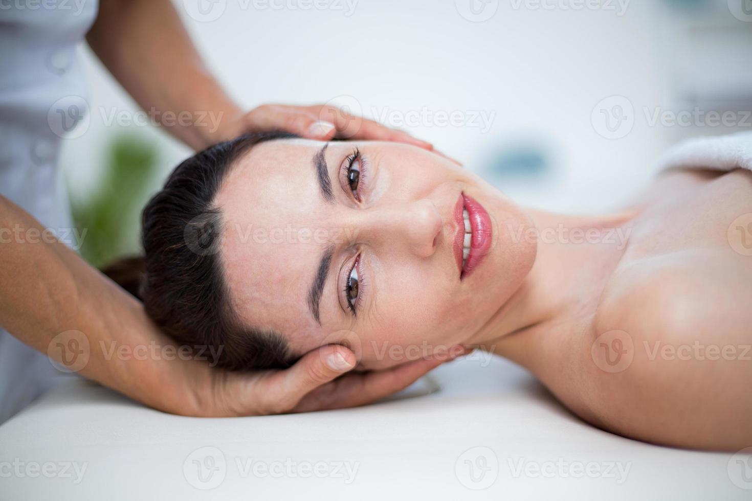 fisioterapeuta haciendo masaje de cuello foto