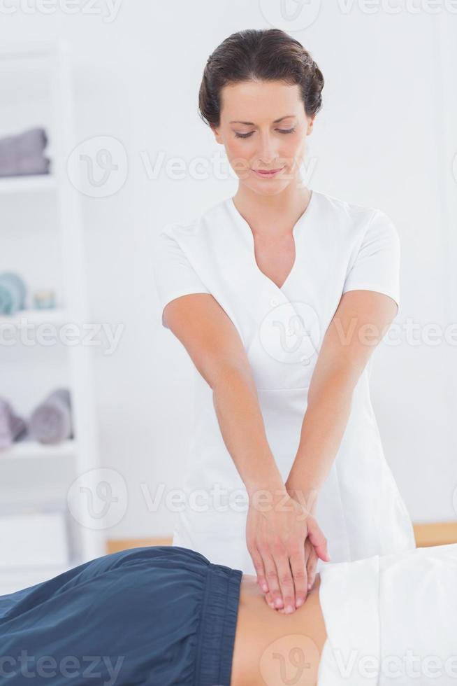 fisioterapeuta haciendo masaje de espalda foto