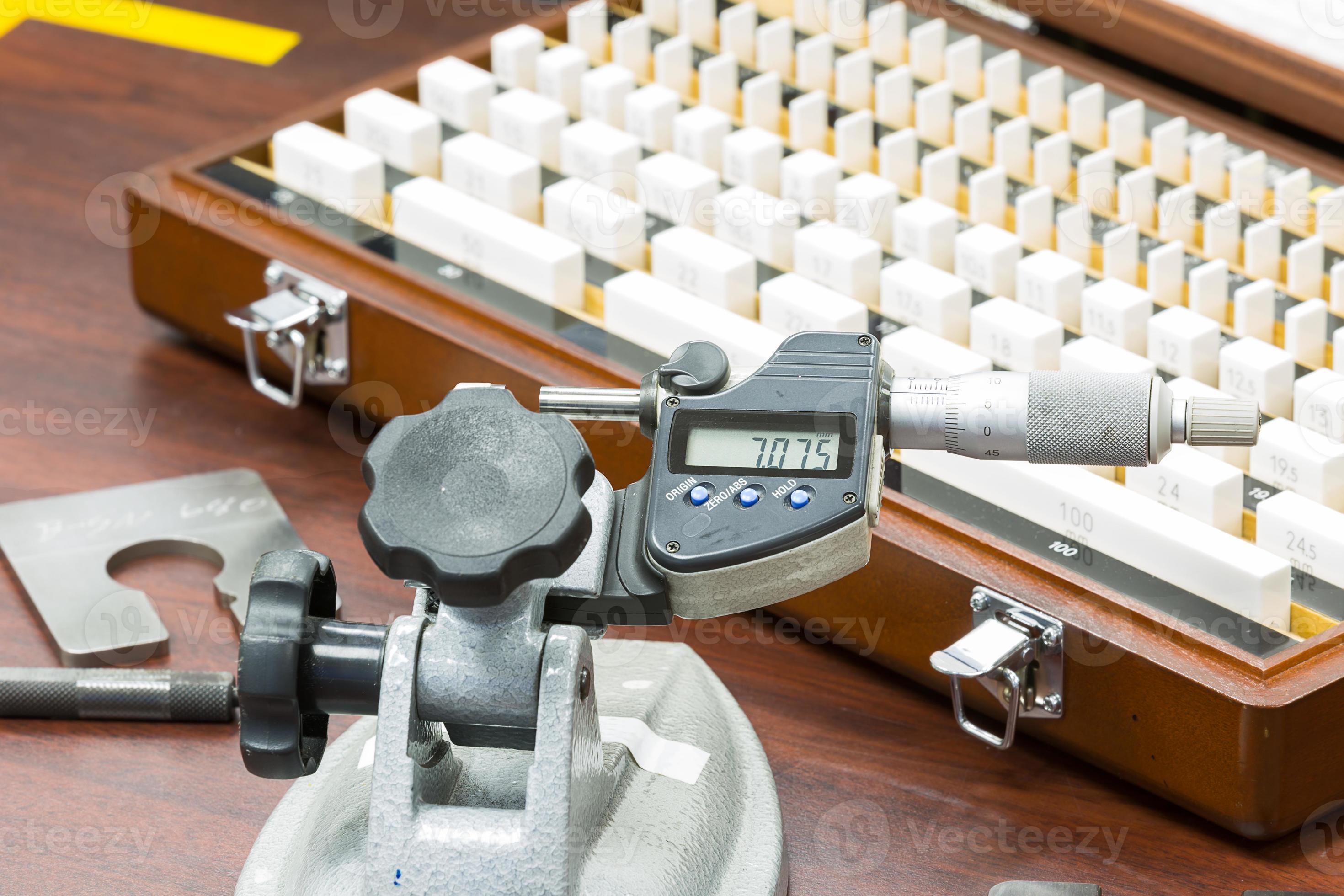 operator calibration micrometer by block gauge 956557 Stock Photo at Vecteezy