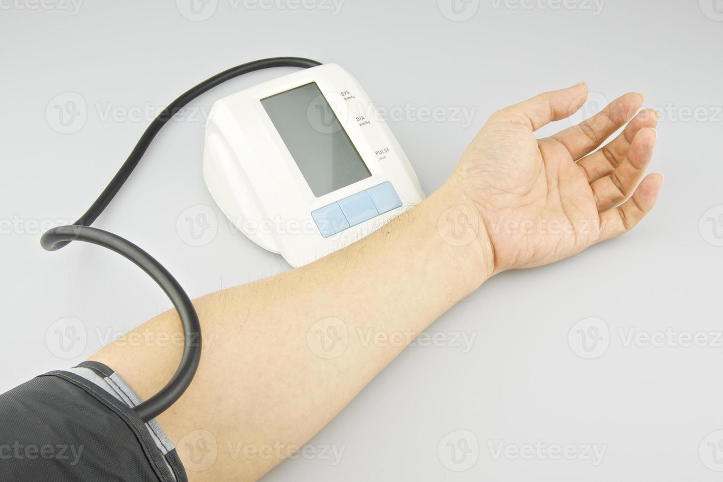 el hombre está probando la presión arterial en el brazo izquierdo foto