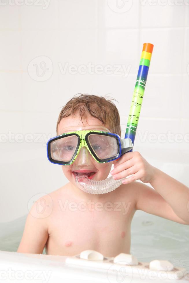 Joven en la bañera con equipo de snorkel foto