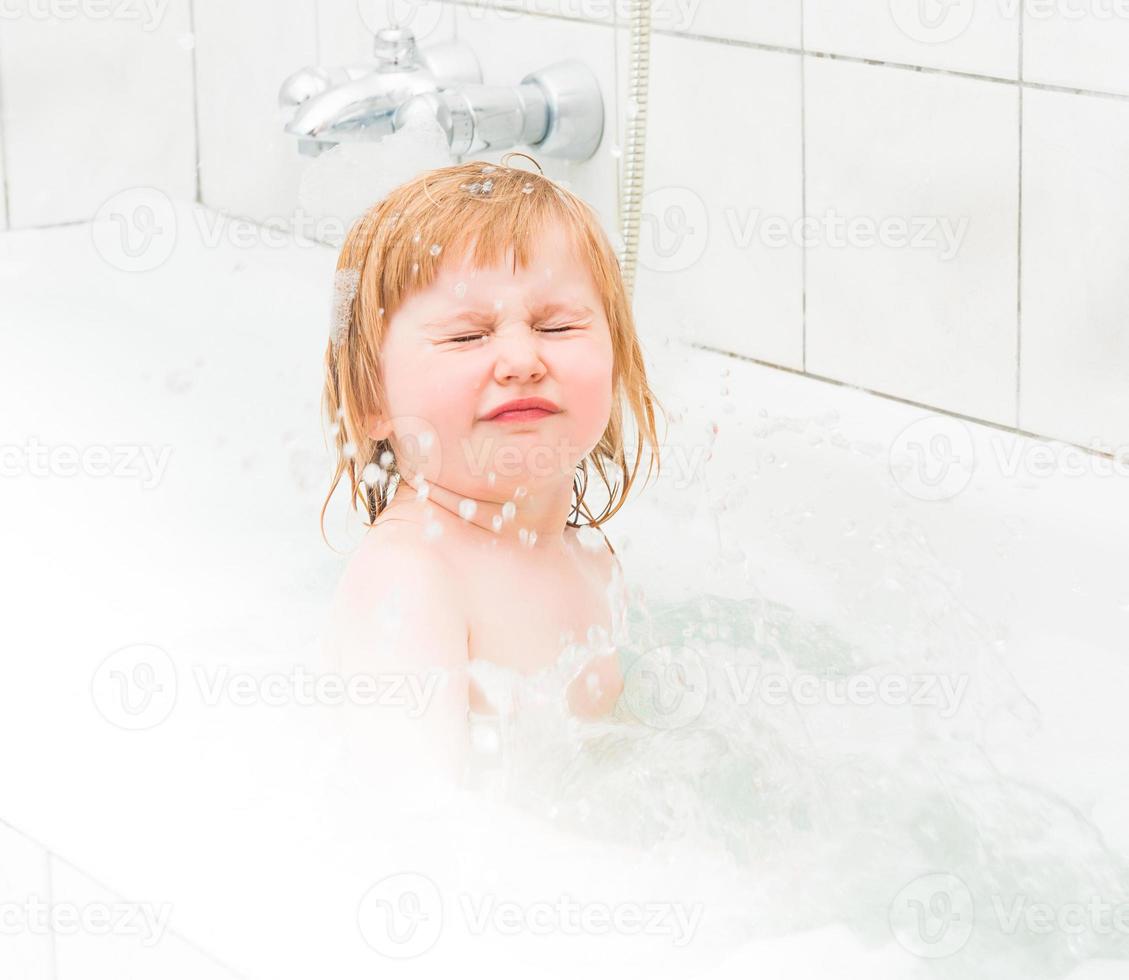Lindo Bebe De Dos Anos Se Bana En Una Banera Con Foto De Stock En Vecteezy Lindo Bebe De Dos Anos Se Bana En Una Banera Con Foto De Stock En Vecteezy