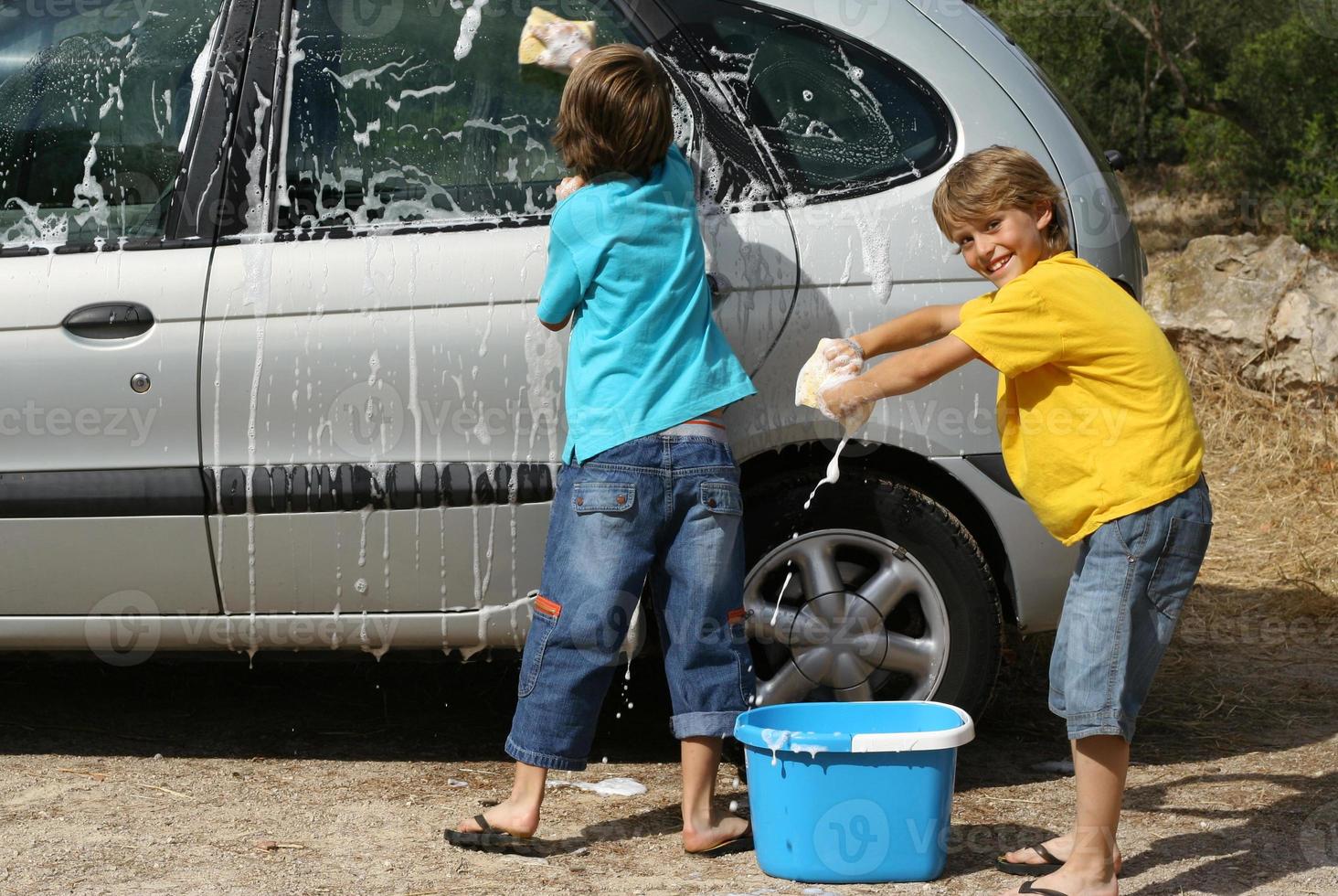niños o niños lavando el auto haciendo tareas 959589 Foto de stock en