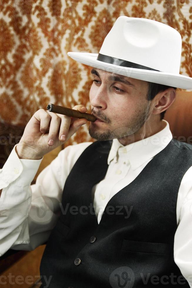 hombre con cigarro foto