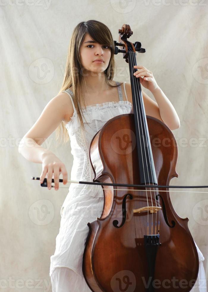 chica con violonchelo foto
