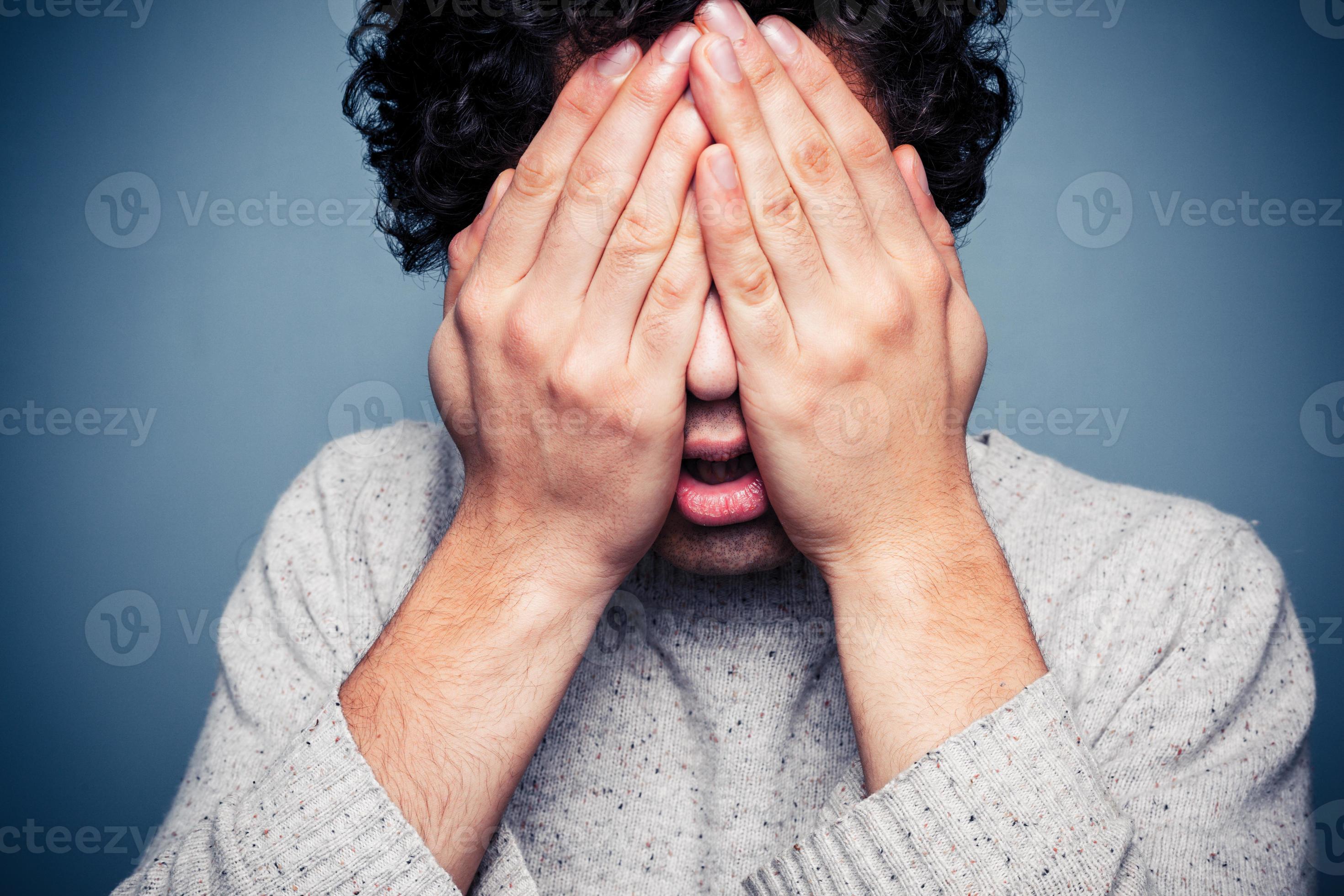 Maddie ziegler сиа. Закрывает лицо руками. Закрыть глаза руками. Девушка стесняется. Почему скрывает лицо.