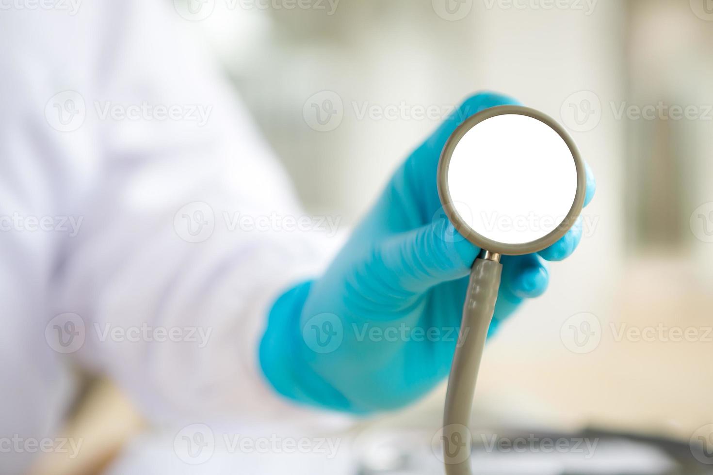 médico con estetoscopio en las manos foto