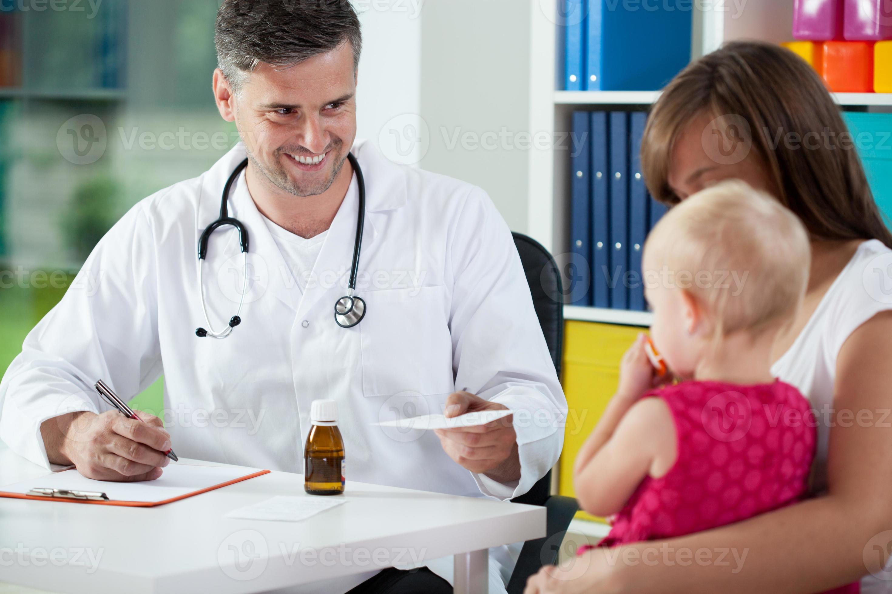 здравоохранение фото. какой врач выписывает витамины. лекарства выписываемые педиатр. доктор выписывает рецепт. врач пишет.