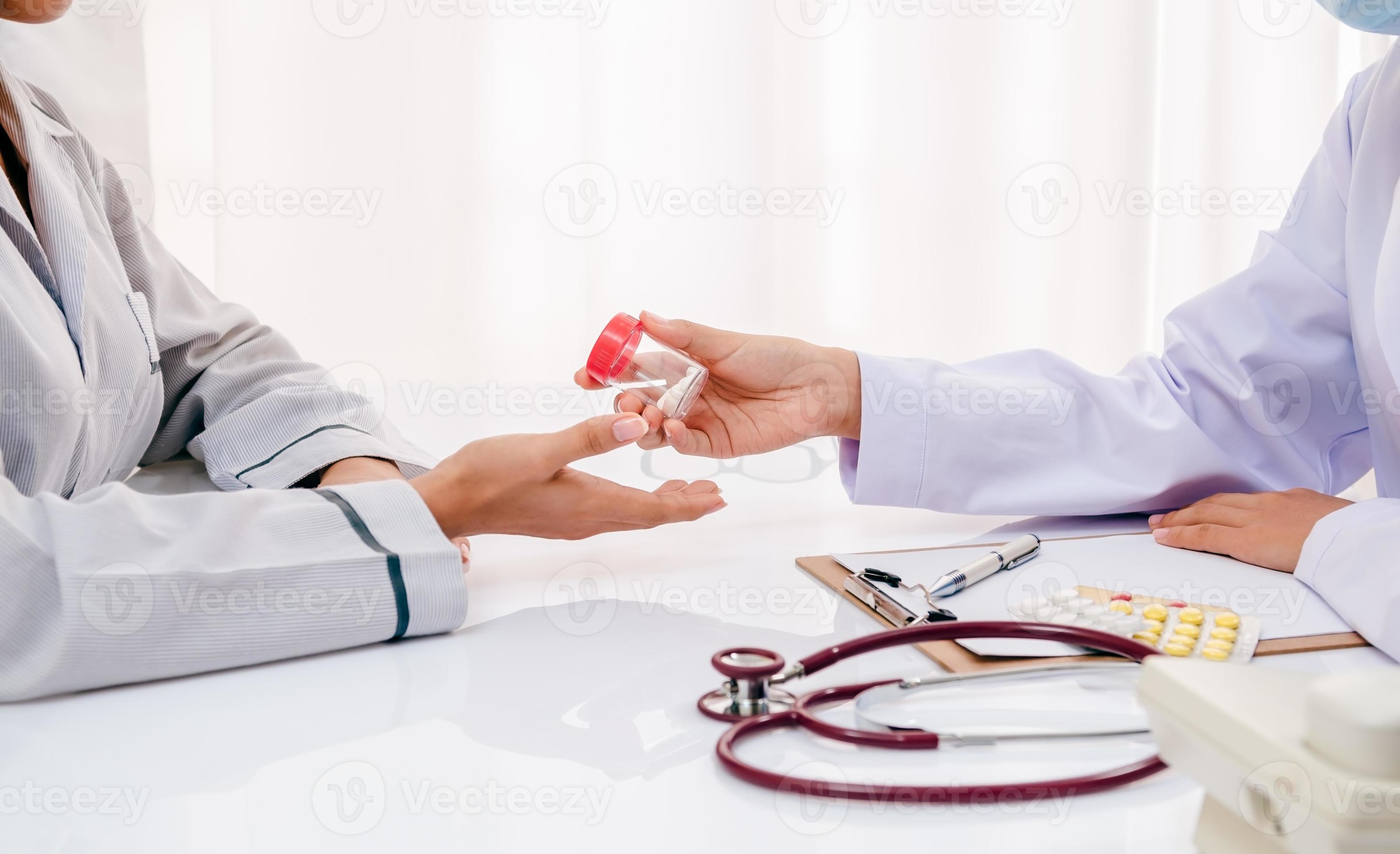 doctor giving medicine to patient 962540 Stock Photo at Vecteezy