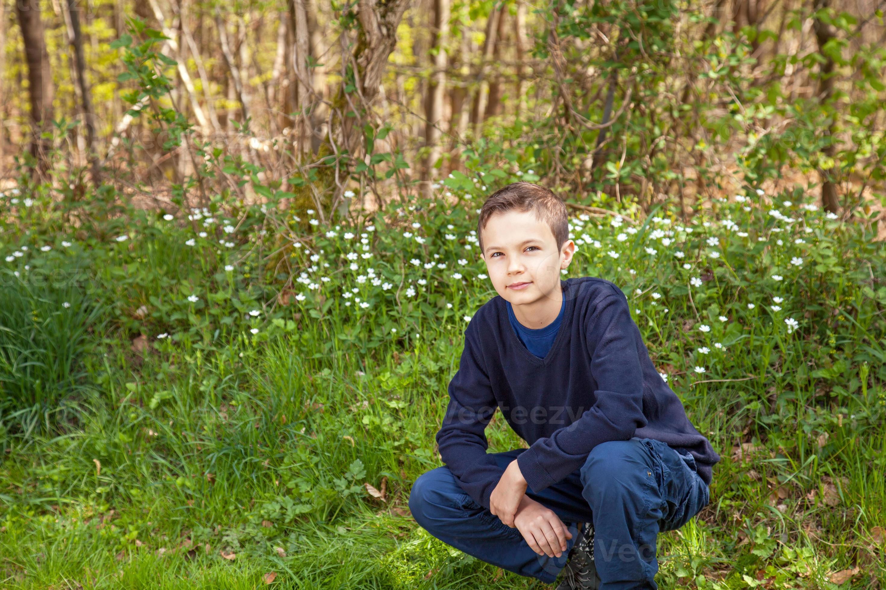 Teenage boy smiling. Мальчик портрет лес. Юный мальчик на травке. Arse boys outside. Boys outdoor nature.