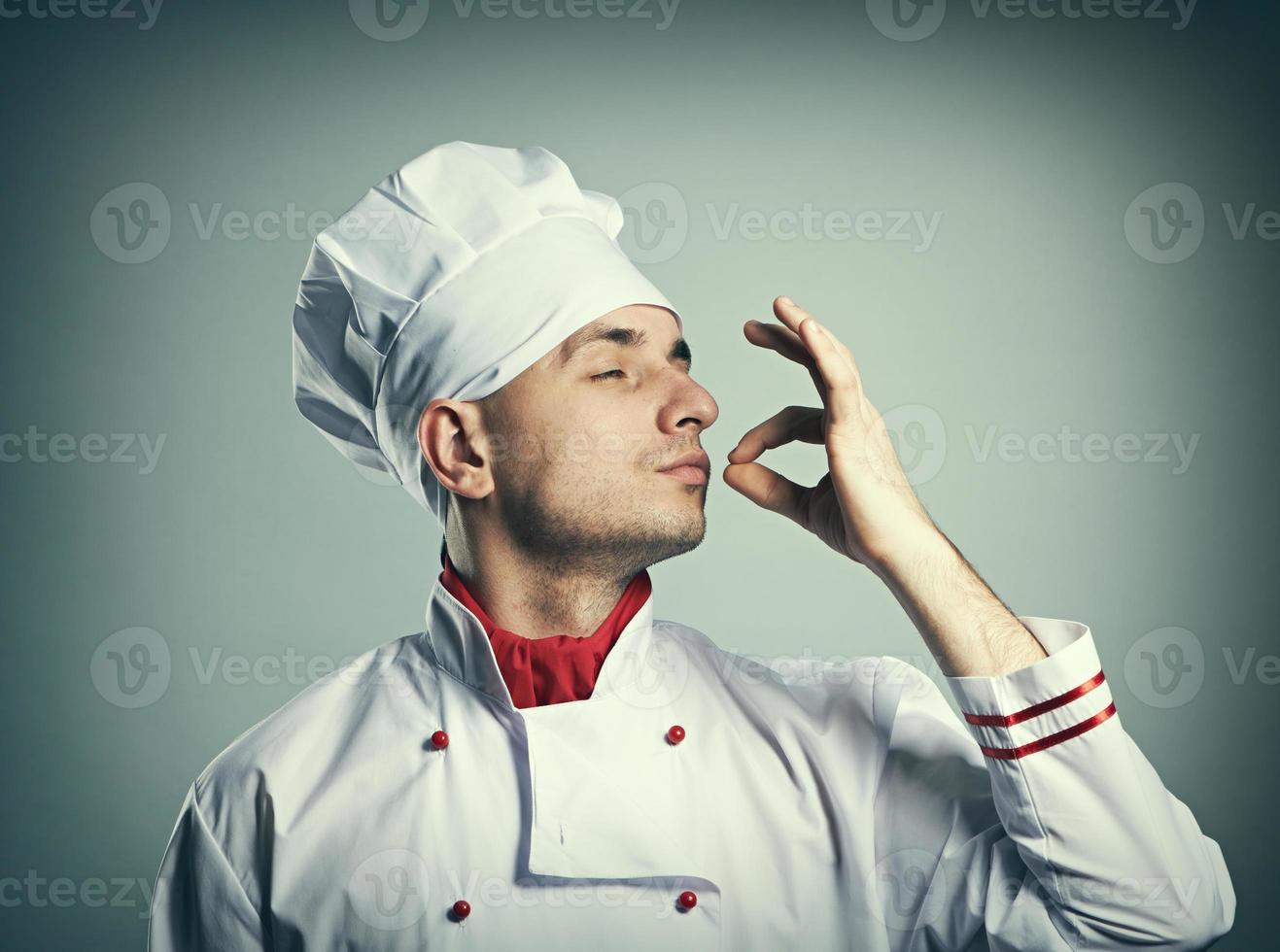 chef hombre besando los dedos foto