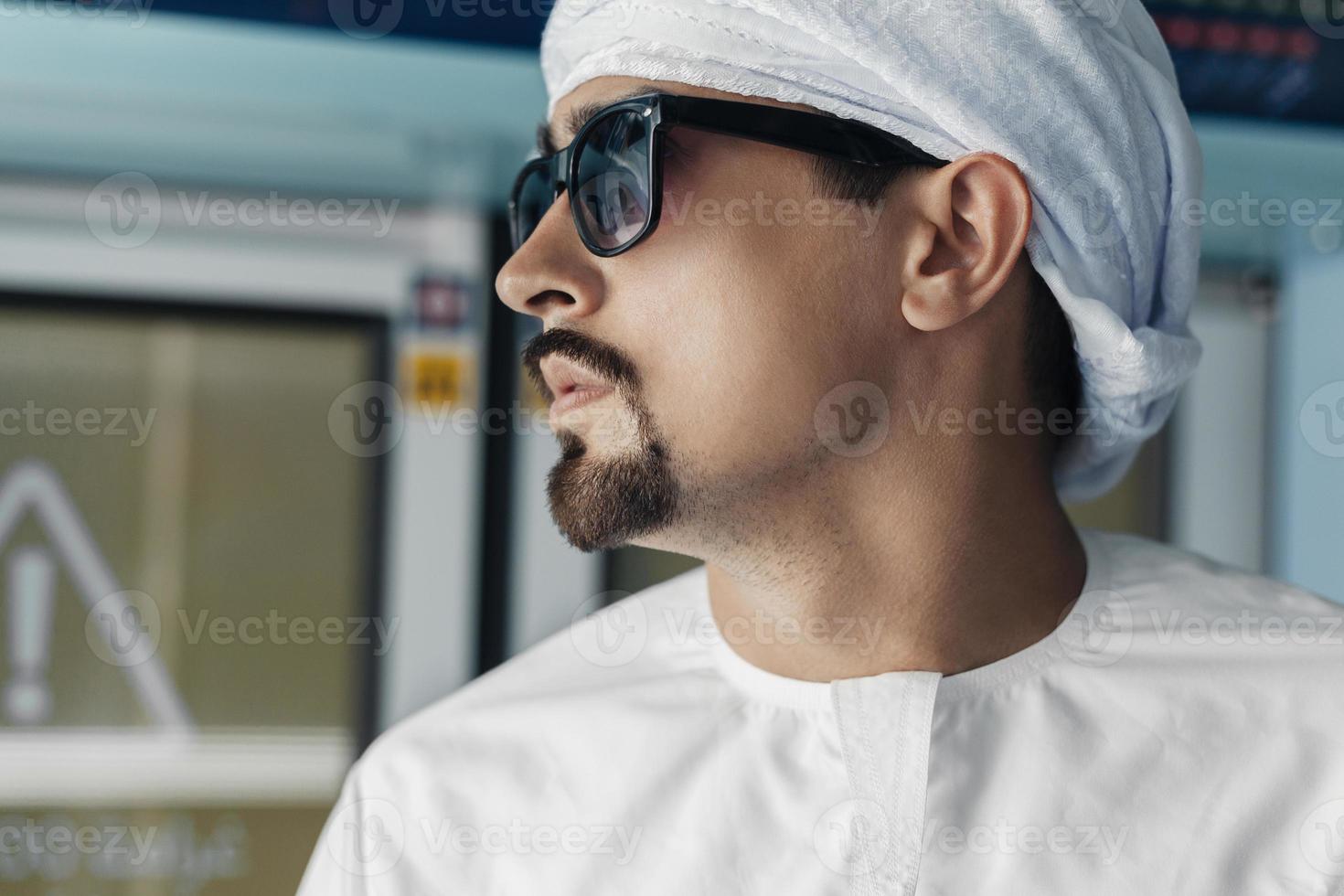 hombre árabe en tren del metro foto