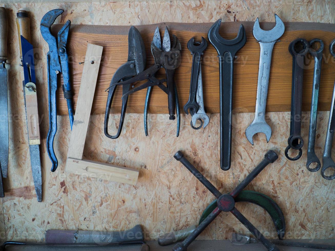 diversas herramientas en una pared foto