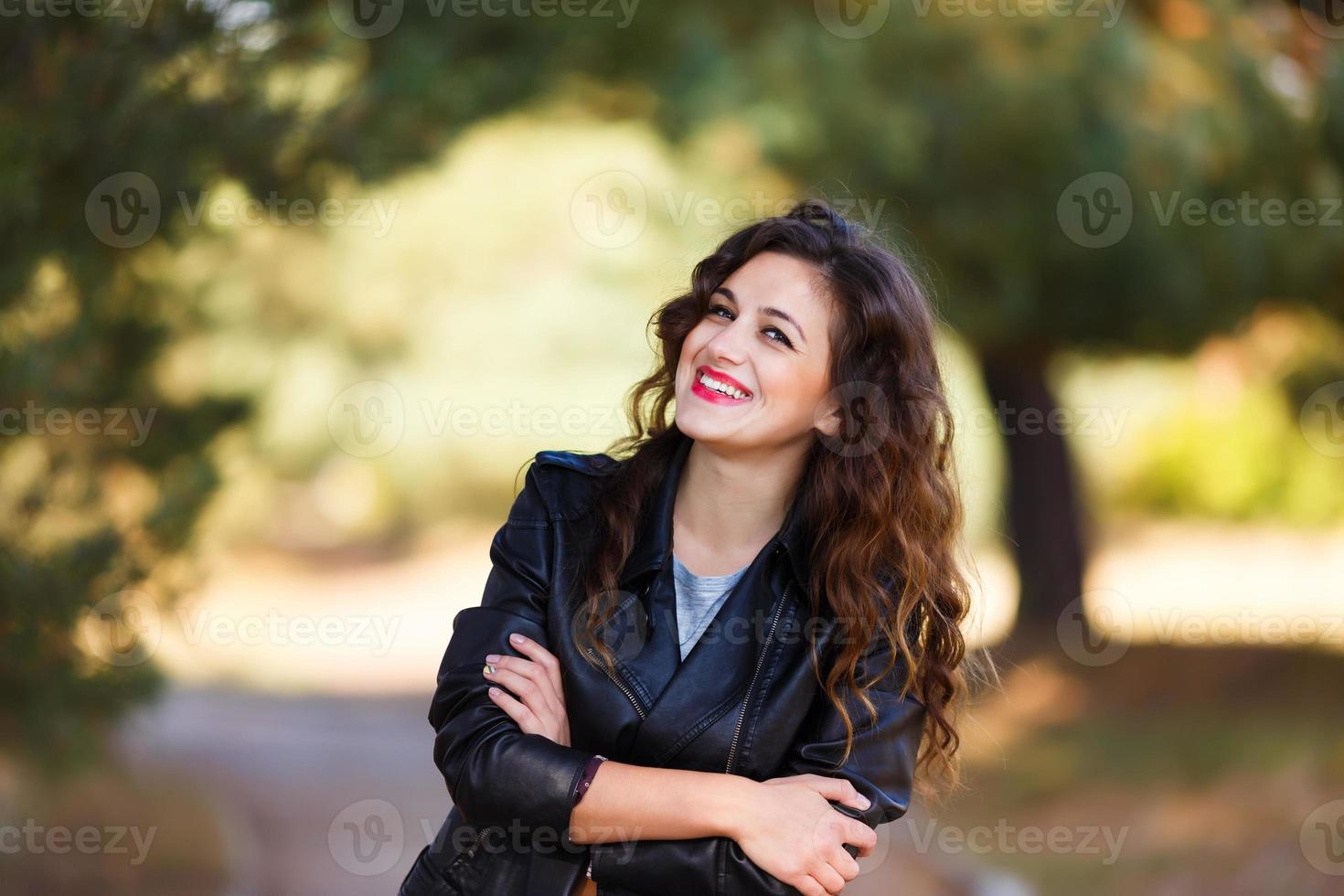 mujer joven sonriente foto