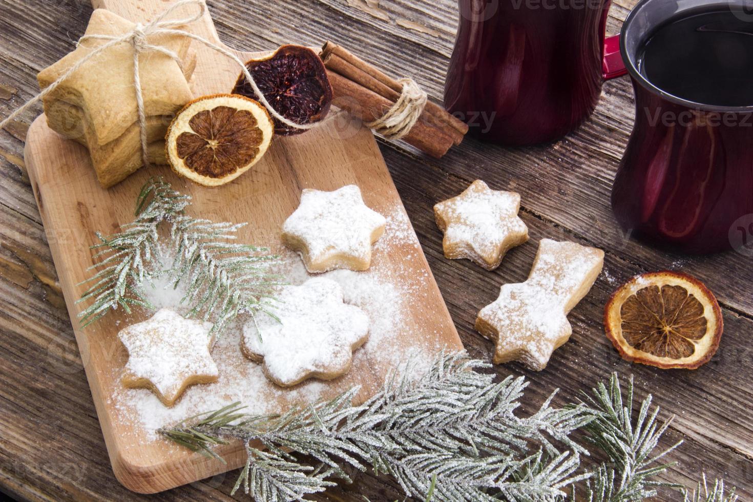 Fondo de Navidad con galletas de jengibre de Navidad en madera foto