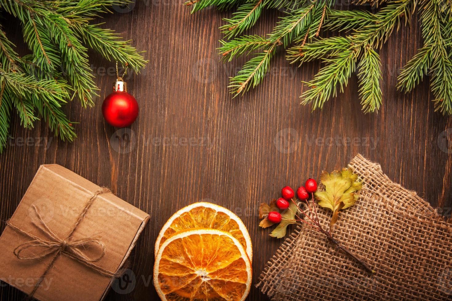 pan de jengibre árbol de navidad y regalos en la mesa foto